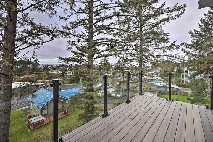 Depoe Bay Townhome w / Deck & Stunning Ocean Views!