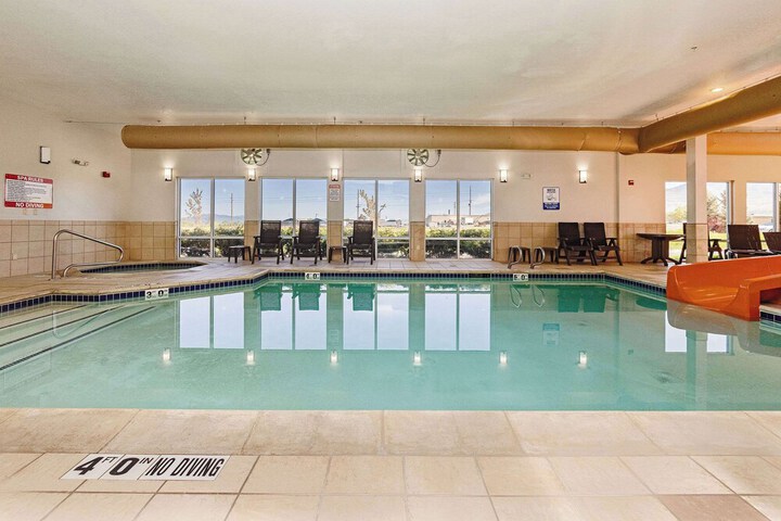Comfort Inn & Suites Logan Near University