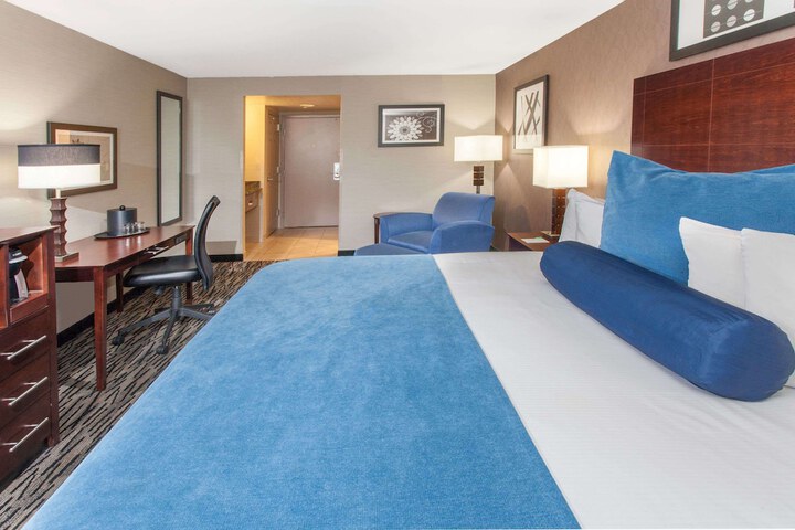 Wyndham Garden Elk Grove Village / OHare
