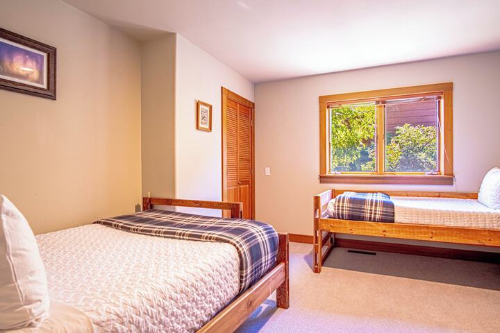 Creekside on Quigley - 3BD Private Home on Trails + Hot Tub