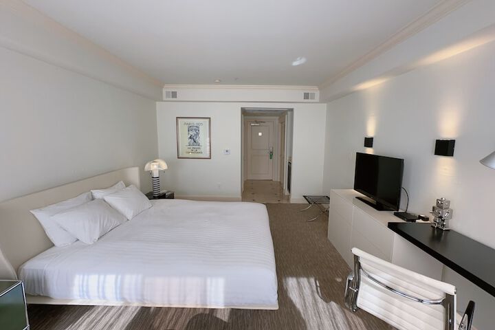 Room 12 of 33