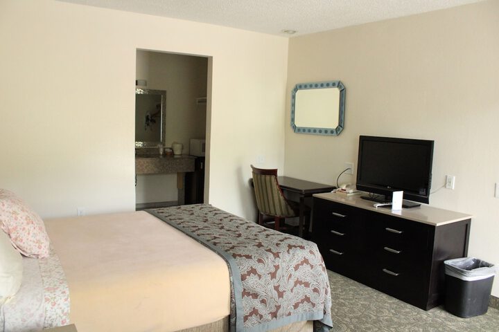 Room 6 of 12