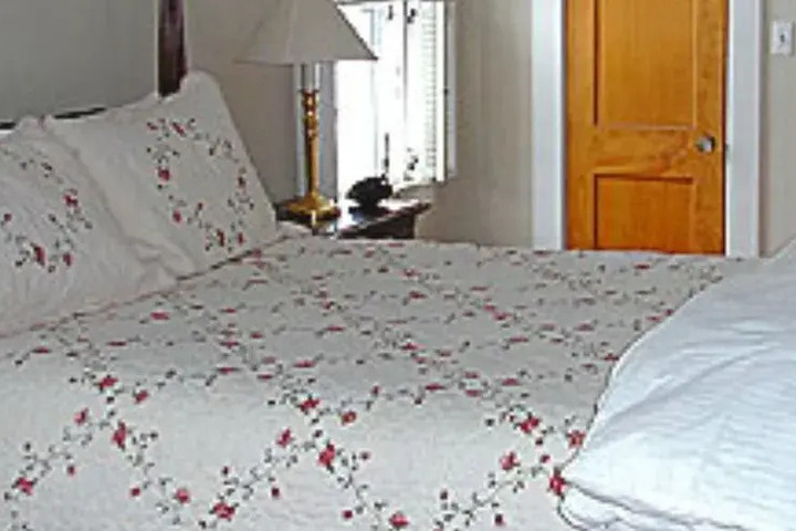 THE TRUMBULL HOUSE BED AND BREAKFAST