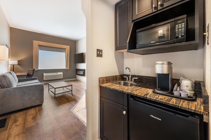 Best Western Plus 1000 Islands Hotel & Suites