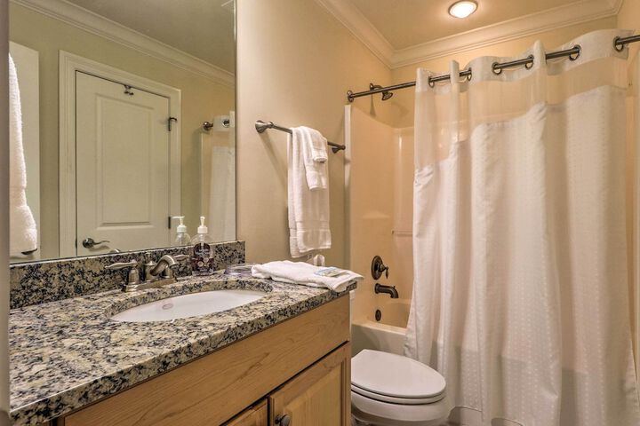 Beachfront Dauphin Island Condo w / 2 Pools & Sauna
