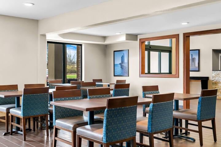 Comfort Inn & Suites Taylor - Detroit