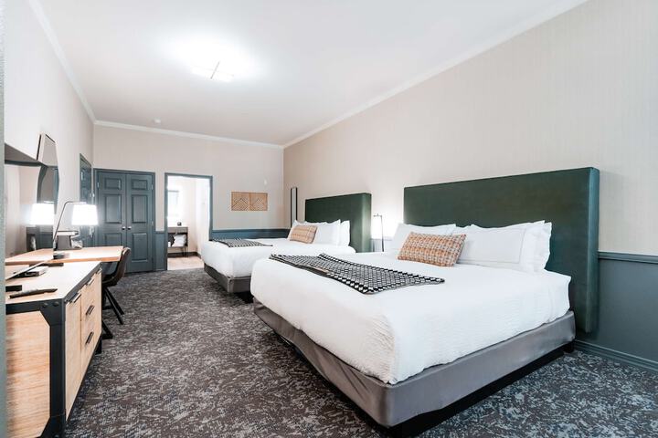 Room 32 of 49