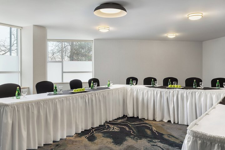 Holiday Inn Oakville Centre by IHG