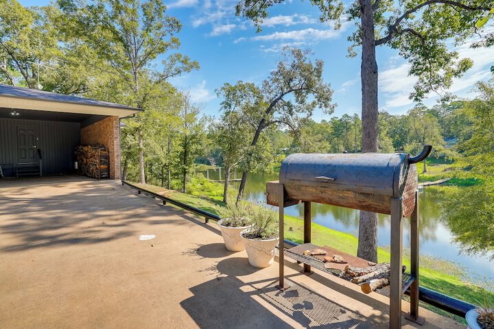 Lakefront Retreat in Jefferson w / Screened Porch!