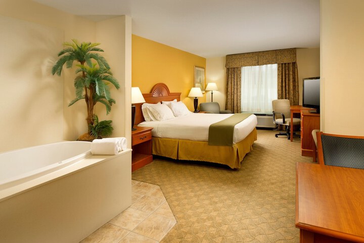 Holiday Inn Express & Suites Lenoir Cty by IHG