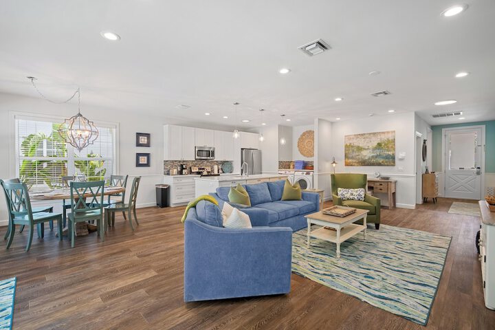 Sardinia Vacation Rental: Delightful Coastal Home near Vanderbilt Beach. Relax in a Private Pool and Spacious 4-BR Retreat with Modern Amenities. Ideal for Families. Minutes from Mercato and Local Attractions