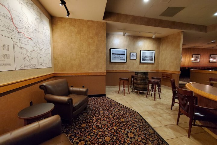 Lounge 48 of 56