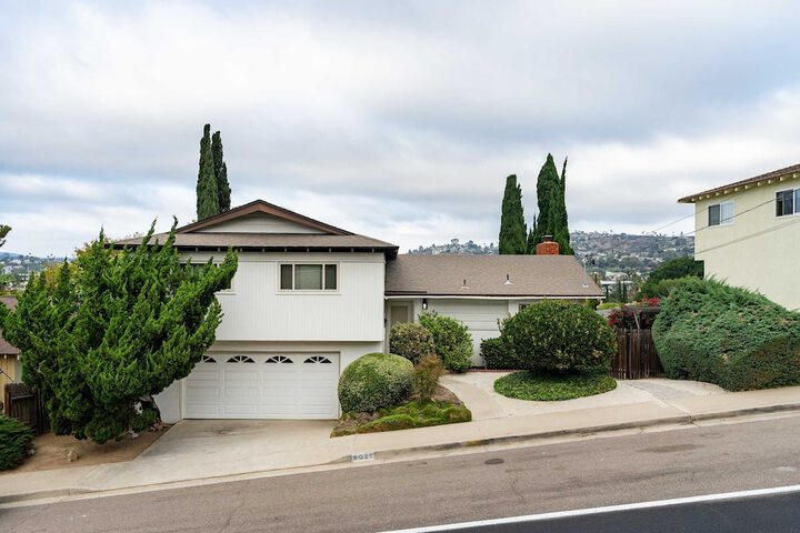 Spacious and Bright 5-bedroom Oasis Pool and Yard