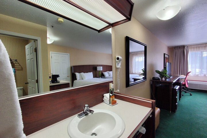 Rogue Regency Inn Medford Airport