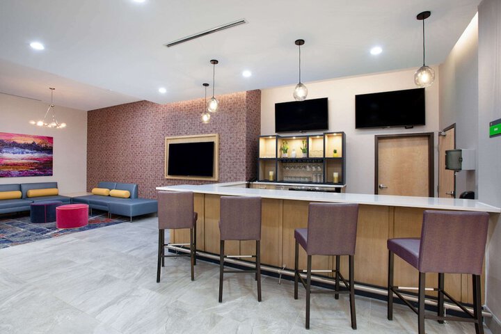 Lounge 24 of 29