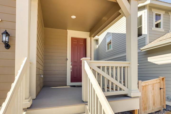 9 Mi to Airport: Commerce City Townhome w / Deck
