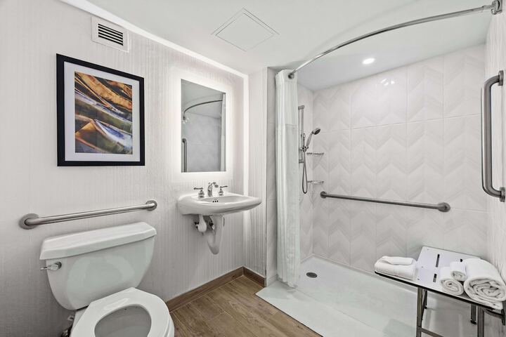 DoubleTree by Hilton New York JFK Airport