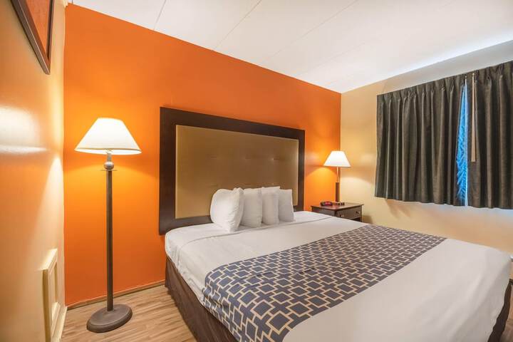Econo Lodge Inn & Suites Windsor Locks Bradley Airport
