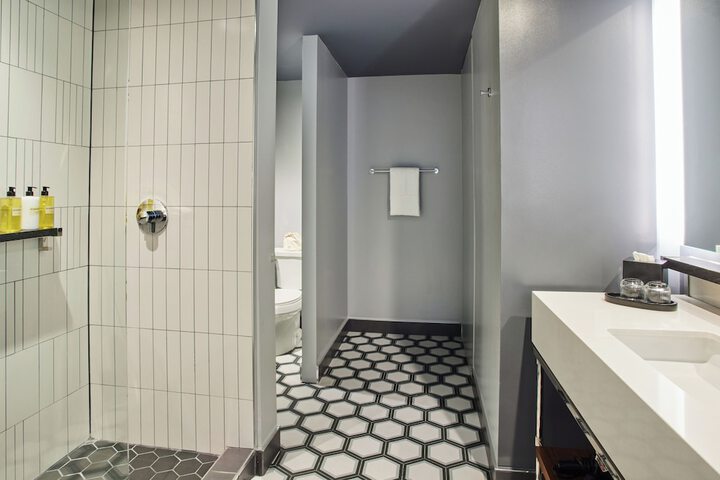 Room 33 of 114