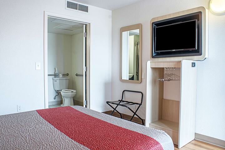 Room 28 of 35