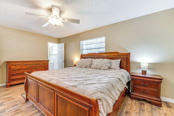 Spacious Tavares Home w / Private Outdoor Oasis!