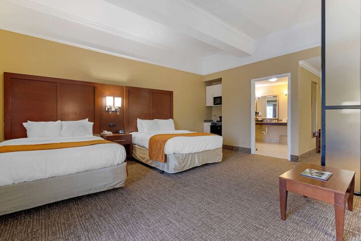 Comfort Suites Savannah North I-95