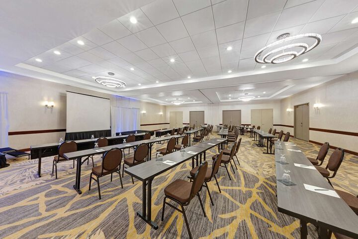 Embassy Suites by Hilton Milwaukee Brookfield