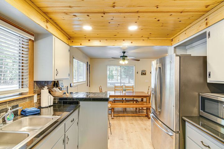 Graeagle Vacation Rental Cabin w / Game Room!