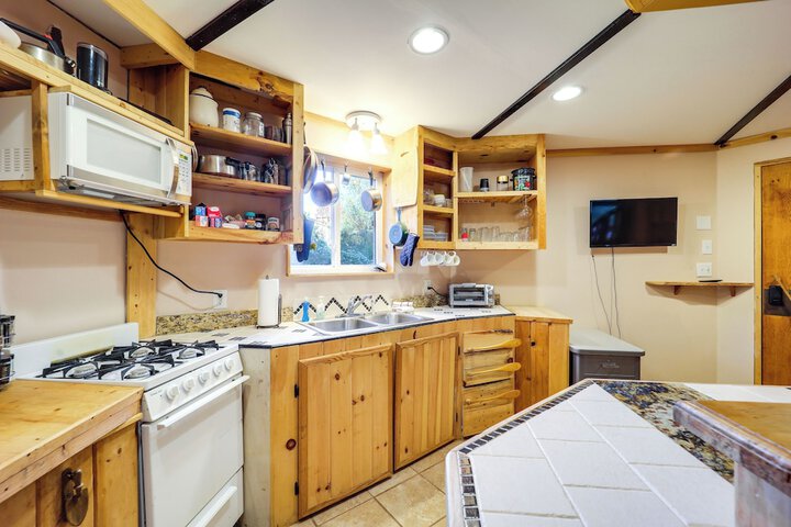 Unique West Jefferson Home w / Fire Pit & Grill!
