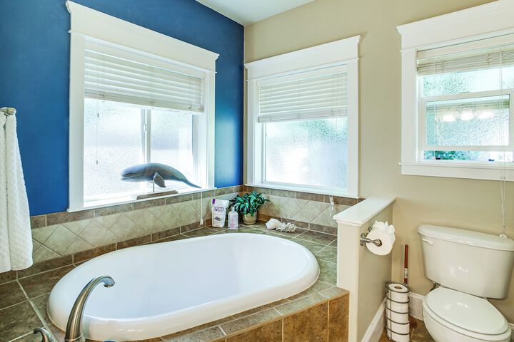 Rathdrum Home w / Hot Tub: Steps to Beach Access!