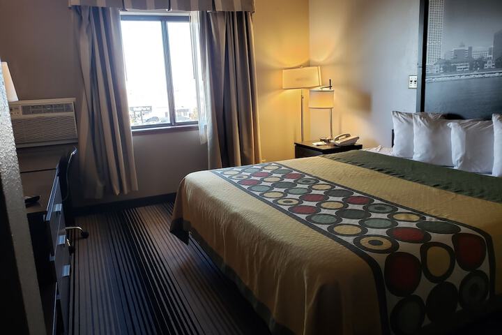 Super 8 by Wyndham Milwaukee Airport