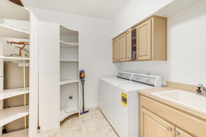 Lovely Rockaway Beach Home w / Pacific Ocean Views!