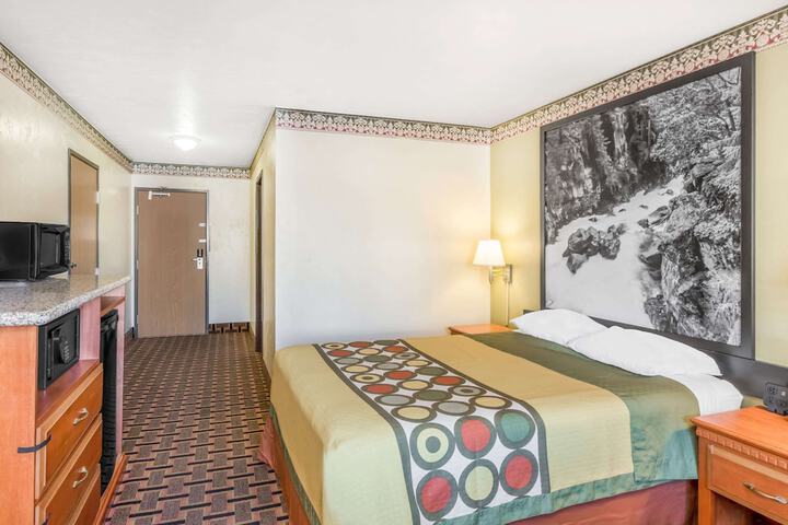 Room 6 of 15