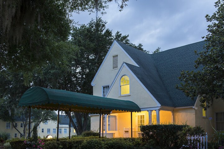 Lakeside Inn