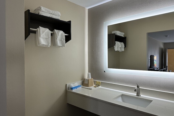 Express Inn & Suites