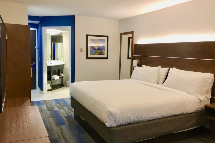 Room 33 of 77