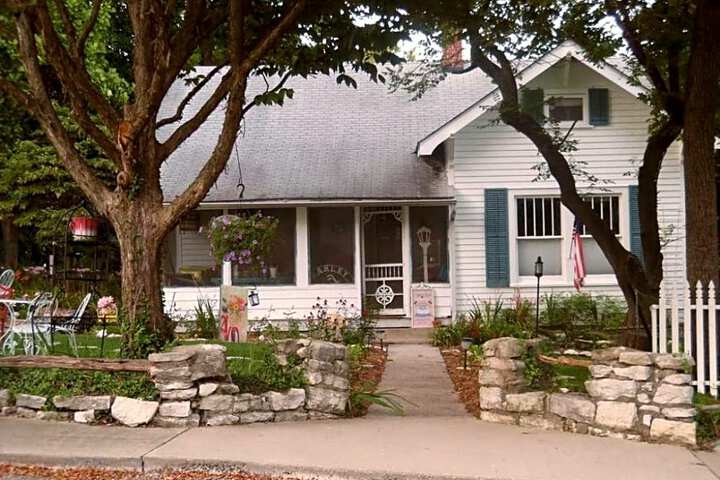 Maple Leaf Cottage Inn