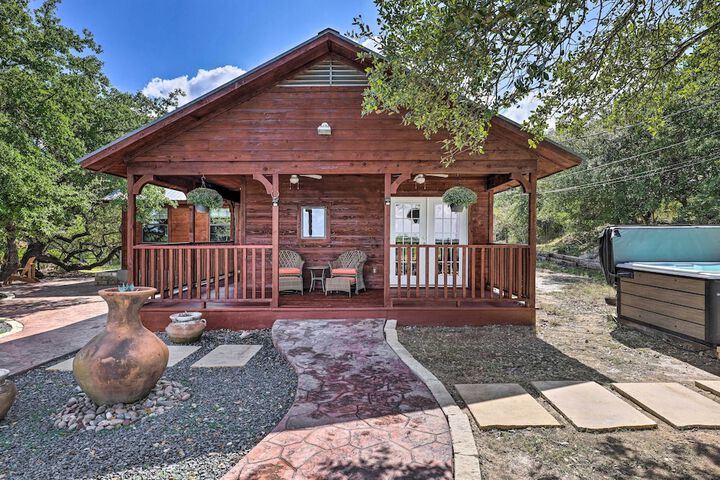 Dripping Springs Cabin w / Pool Hill Country Views