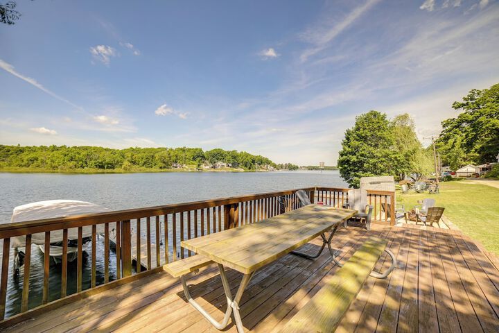 Big Pine Island Lake Cottage w / Boat Dock & Kayaks