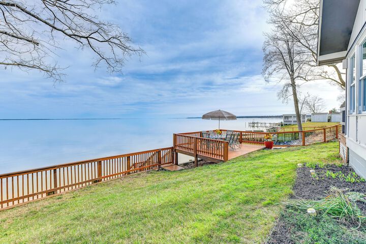 Riverfront Colonial Beach Home w / Private Beach!
