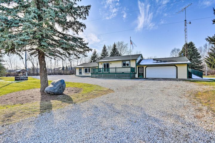 Cozy Cass City Retreat w / Spacious Deck!