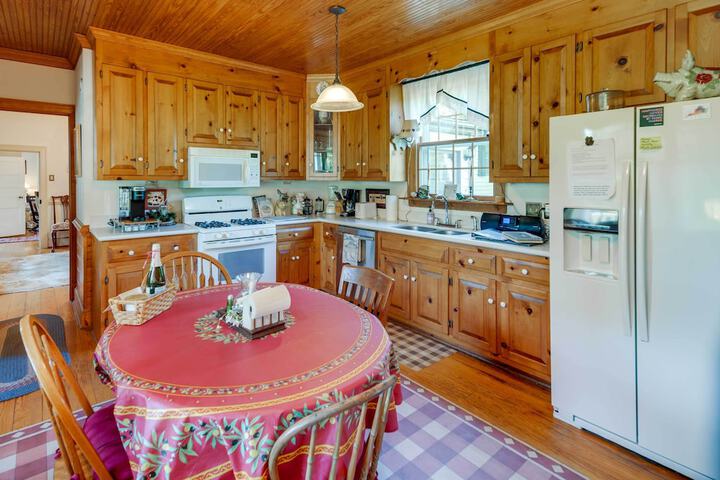 Terre Haute Manor Farmhouse w / Gardens & Deck!