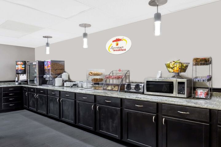 Super 8 by Wyndham Logansport
