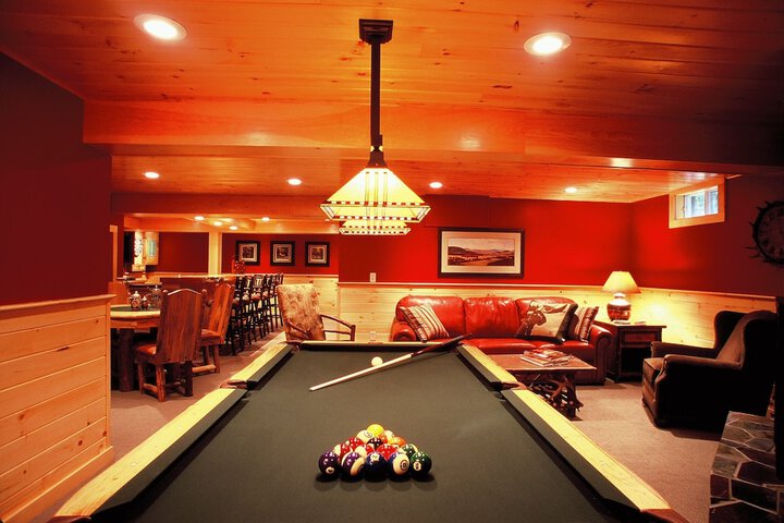 Upscale Fryeburg Cabin: Hot Tub + Billiards Table!