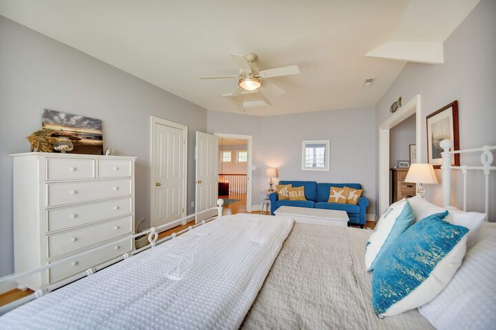 Bayfront White Stone Escape w / Private Beach!