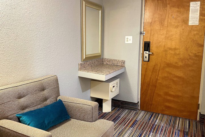Room 17 of 33