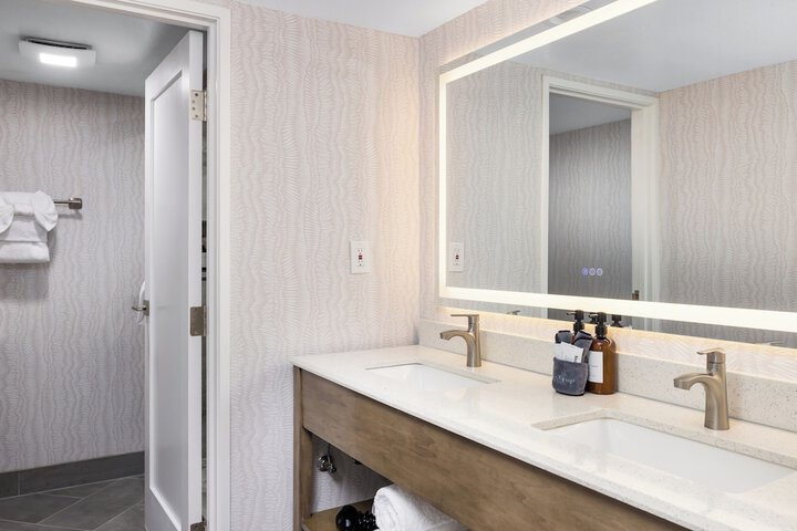 456 Embarcadero Inn & Suites