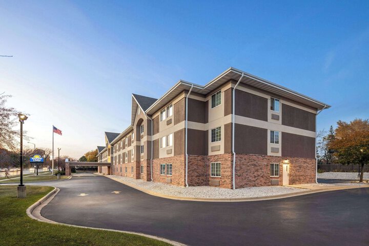 Days Inn & Suites by Wyndham Green Bay WI.