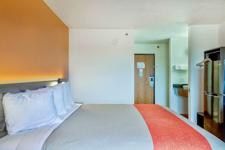 Motel 6 Percival IA