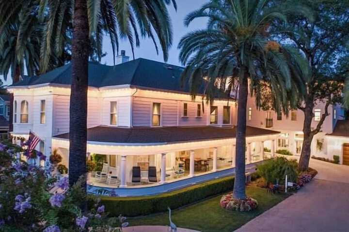 The River Belle Inn